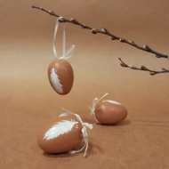 Ouă cu model de pene